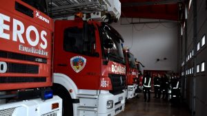 Los bomberos rescatan del tejado de su casa a una mujer en San Clemente que huía de un incendio
