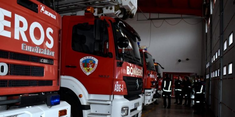 Los bomberos rescatan del tejado de su casa a una mujer en San Clemente que huía de un incendio