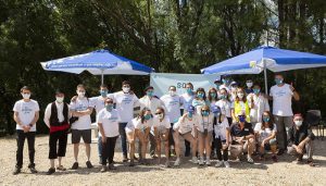 Los voluntarios de manantial de Solán de Cabras realizan una actividad medioambiental de ocio con jóvenes y familias de Cuenca