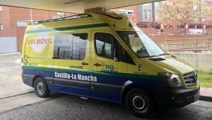 Un hombre resulta gravemente herido tras apagar el incendio de su tractor en Fuente de Pedro Naharro 2 UVI