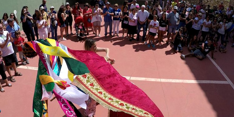 Vídeo. En Huélamo, los Cargos bailan la bandera