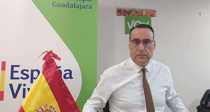 VOX afea que Rojo “tenga memoria para dilapidar dinero en apología ideológica, pero olvide que los guadalajareños no puedan pagar el recibo de la luz”