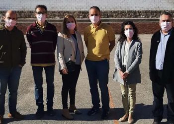 El colegio Salesiano de Guadalajara se cubre de rosa en el día del cáncer de mama