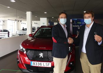 Auracar Automóviles entrega las llaves del Peugeot 2008 para su utilización por Invierte en Cuenca