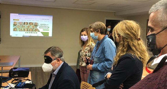 Autoridades de Cuenca conocen las barreras a las que se enfrentan las personas ciegas al navegar por webs de la Administración Pública