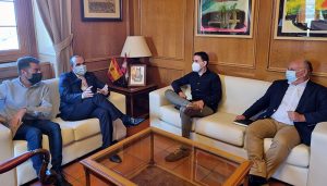 Bellido recibe a los alcaldes de Cabanillas y Horche para analizar la problemática de la ocupación ilegal de viviendas