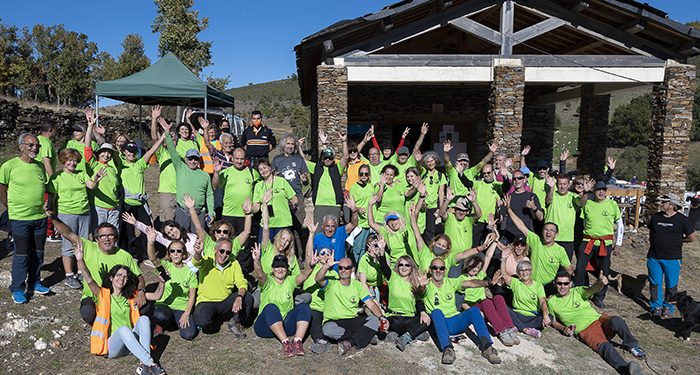 Cerca de cien senderistas participan en la recuperación de la ruta de subida al Alto Rey