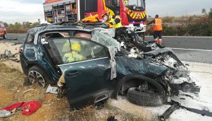 Dos mujeres heridas de gravedad tras colisionar el turismo en el que viajaban con un camión en la A-3