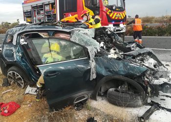 Dos mujeres heridas de gravedad tras colisionar el turismo en el que viajaban con un camión en la A-3 Dos mujeres heridas de gravedad tras colisionar el turismo en el que viajaban con un camión en la A-3