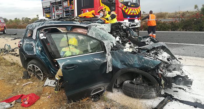 Dos mujeres heridas de gravedad tras colisionar el turismo en el que viajaban con un camión en la A-3