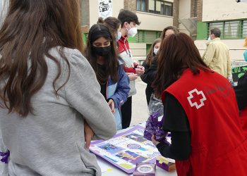El alumnado del IES “Alfonso VIII” de Cuenca construye un mural con fotos de niñas que para ellos y ellas son un referente