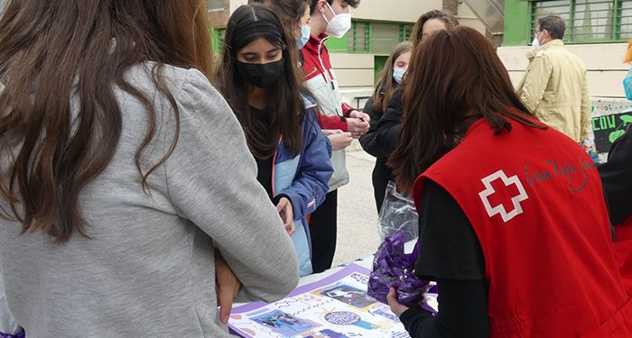 El alumnado del IES “Alfonso VIII” de Cuenca construye un mural con fotos de niñas que para ellos y ellas son un referente