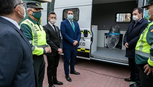 El Gobierno regional entrega dos vehículos a la Jefatura Central de Tráfico para reforzar los servicios de inspección