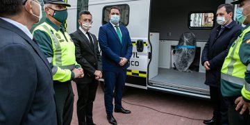 El Gobierno regional entrega dos vehículos a la Jefatura Central de Tráfico para reforzar los servicios de inspección