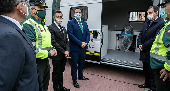 El Gobierno regional entrega dos vehículos a la Jefatura Central de Tráfico para reforzar los servicios de inspección