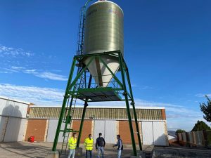 El Gobierno regional instala un silo en la localidad de Huete para el reabastecimiento de sal a los camiones quitanieves