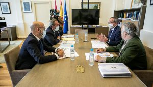 El Gobierno regional y Cecam ponen en valor las ayudas a las empresas y la inversión pública que incluye el presupuesto de la Junta para 2022