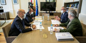 El Gobierno regional y Cecam ponen en valor las ayudas a las empresas y la inversión pública que incluye el presupuesto de la Junta para 2022