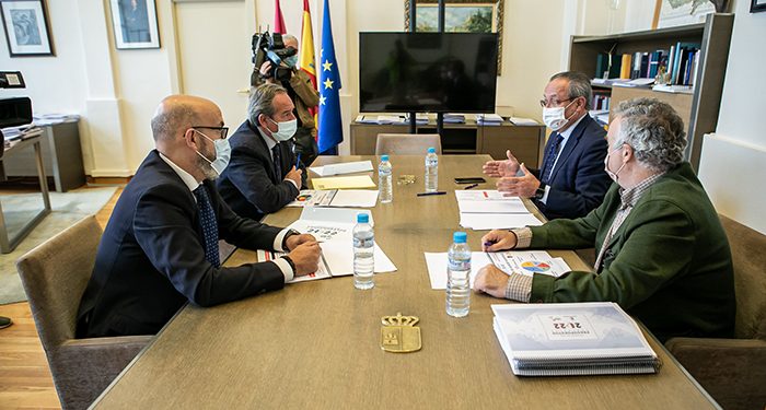 El Gobierno regional y Cecam ponen en valor las ayudas a las empresas y la inversión pública que incluye el presupuesto de la Junta para 2022