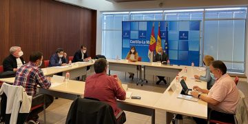 El Gobierno regional y los representantes de los trabajadores de la Mesa Sectorial inician el proceso de negociación para la recuperación de la carrera profesional en el SESCAM