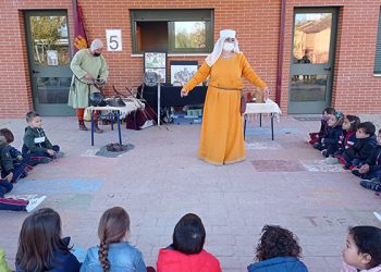 El grupo medieval ‘Conca’ enseña a escolares de Aranjuez la figura de El Cid