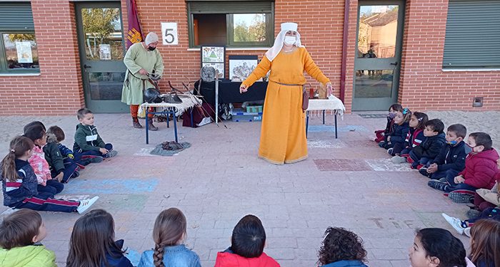 El grupo medieval ‘Conca’ enseña a escolares de Aranjuez la figura de El Cid