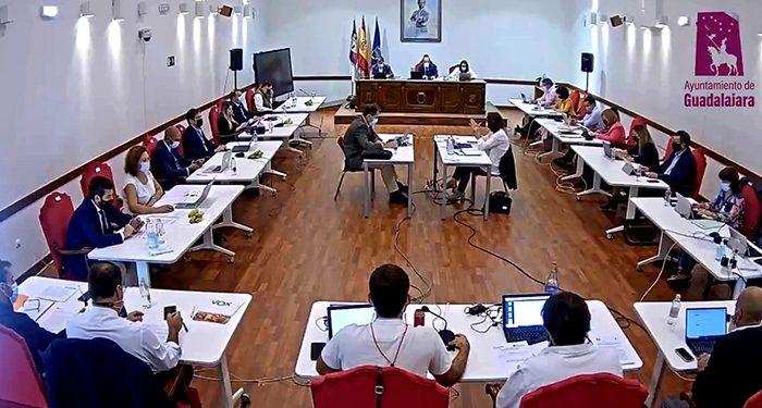 El pleno del Ayuntamiento de Guadalajara aprueba una declaración institucional de apoyo a los vecinos y vecinas de La Palma