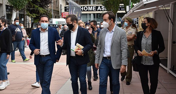 El pregón de Javier Sierra apela a los lectores para que se conviertan en “apóstoles de los libros” frente a las pantallas