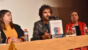 Guille Galván defiende en Iniesta que la poesía tiene que ver con “darte forma a ti mismo y compartirlo con los demás”