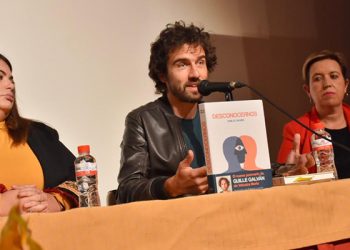 Guille Galván defiende en Iniesta que la poesía tiene que ver con “darte forma a ti mismo y compartirlo con los demás”