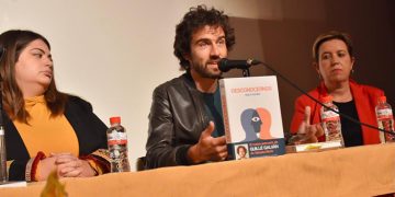 Guille Galván defiende en Iniesta que la poesía tiene que ver con “darte forma a ti mismo y compartirlo con los demás”