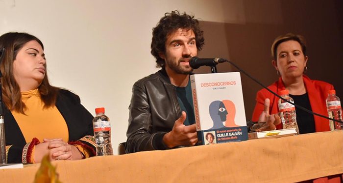 Guille Galván defiende en Iniesta que la poesía tiene que ver con “darte forma a ti mismo y compartirlo con los demás”