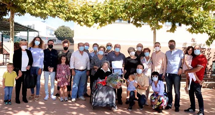Homenaje a la centenaria Dolores de la Hoz, memoria viva de Cabanillas del Campo