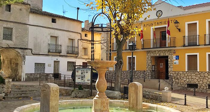 Illana pone en marcha un importante trabajo en renovación de redes y cooperación económica con las urbanizaciones