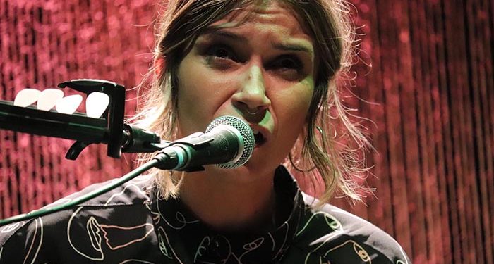 Impactante actuación de Carmen Boza en una nueva entrega de las «Noches Acústicas» de Cabanillas