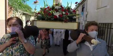 Jábaga. Las mujeres sacan en procesión a Santa Teresa