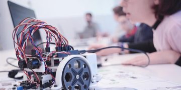 El Gobierno regional destinará más de 16 millones de euros para implementar la robótica a partir del próximo curso en los centros educativos