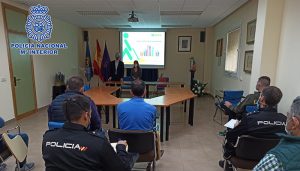 La Policía Nacional amplía su formación, gracias a la ONCE, para mejorar la atención a las personas con discapacidad visual de Guadalajara