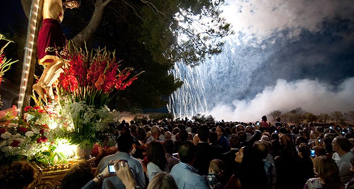 La procesión y los correpiés en honor al Santísimo Cristo del Calvario de Mondéjar son Fiesta de Interés Turístico Regional