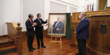 Las Cortes regionales cuelgan el retrato de su expresidente Tirado en un acto de reconocimiento a “la cultura del acuerdo y el entendimiento”