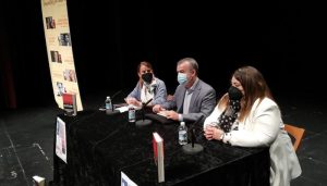 Lorenzo Silva pone en valor el “sentimiento castellano” durante la presentación de su libro en Tarancón dentro de ‘Cuenca Lee’