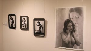 Los desnudos de Bastida inundan la Casa de la Cultura de Cabanillas