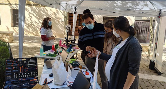 Los optenses conocen de cerca la fabricación digital con la visita de FabLab Cuenca