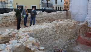 Los restos aparecidos tras el derribo del edificio de la calle Mayor 47 de Guadalajara no corresponden a la muralla medieval ni a la Puerta del Mercado