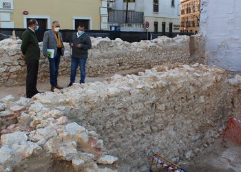 Los restos aparecidos tras el derribo del edificio de la calle Mayor 47 de Guadalajara no corresponden a la muralla medieval ni a la Puerta del Mercado