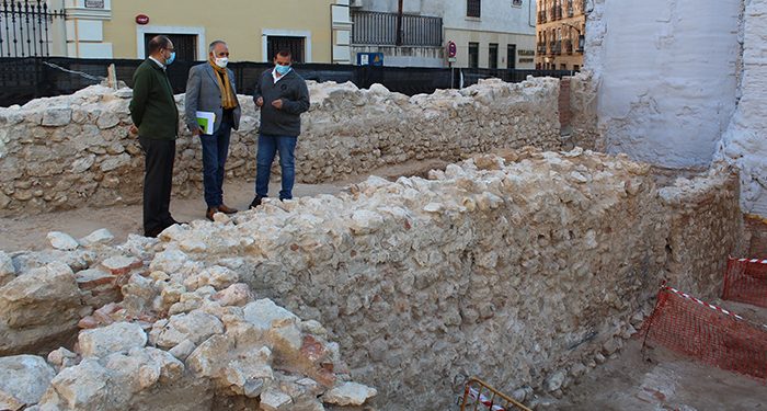 Los restos aparecidos tras el derribo del edificio de la calle Mayor 47 de Guadalajara no corresponden a la muralla medieval ni a la Puerta del Mercado 1 Los restos aparecidos tras el derribo del edificio de la calle Mayor 47 de Guadalajara no corresponden a la muralla medieval ni a la Puerta del Mercado