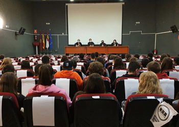 Luis García Jambrina destaca en Cuenca el “gran estímulo” que suponen los encuentros con los lectores, donde “ves que escribir tiene sentido”