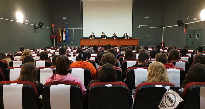 Luis García Jambrina destaca en Cuenca el “gran estímulo” que suponen los encuentros con los lectores, donde “ves que escribir tiene sentido”