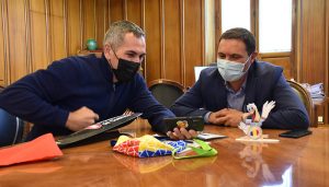 Martínez Chana recibe al piragüista Alberto Lumbreras después de ser subcampeón del mundo de maratón en Rumanía