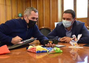 Martínez Chana recibe al piragüista Alberto Lumbreras después de ser subcampeón del mundo de maratón en Rumanía